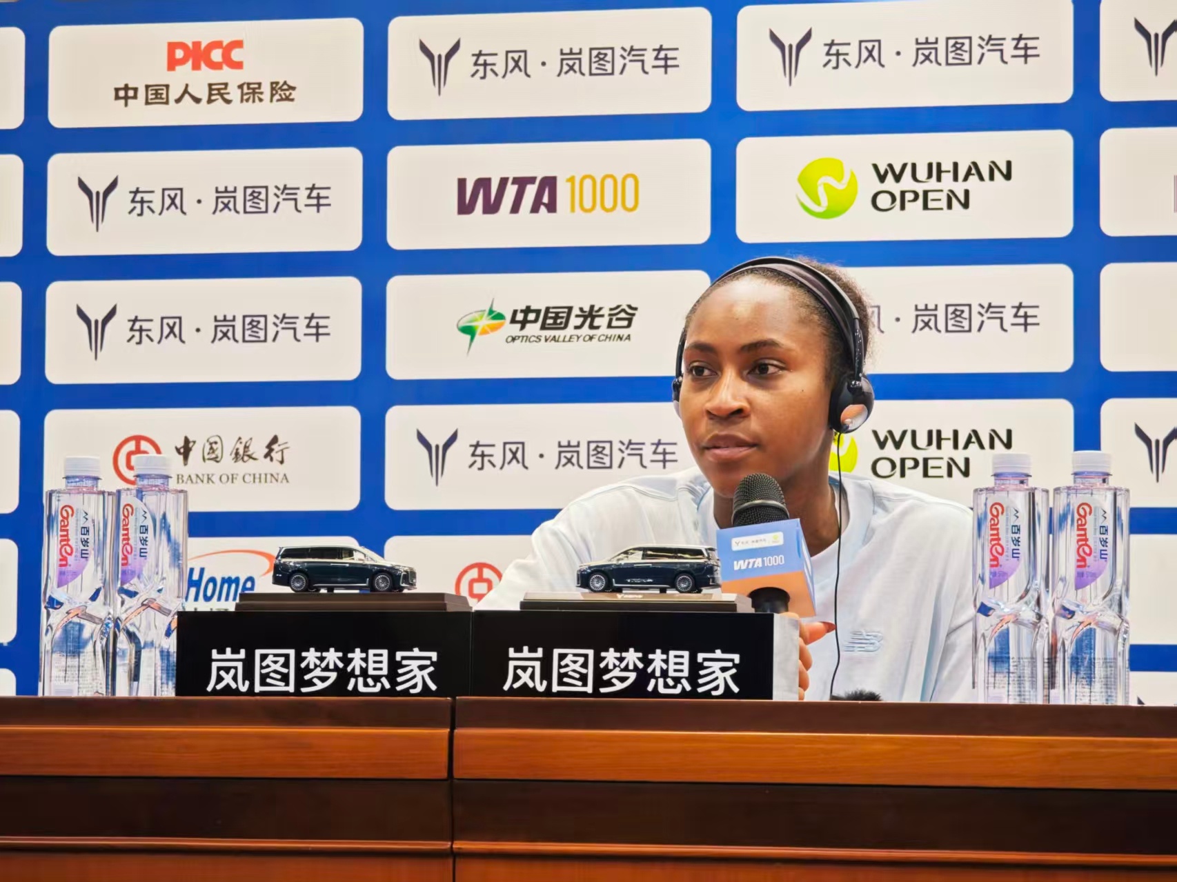 她能专注自 她能专注自